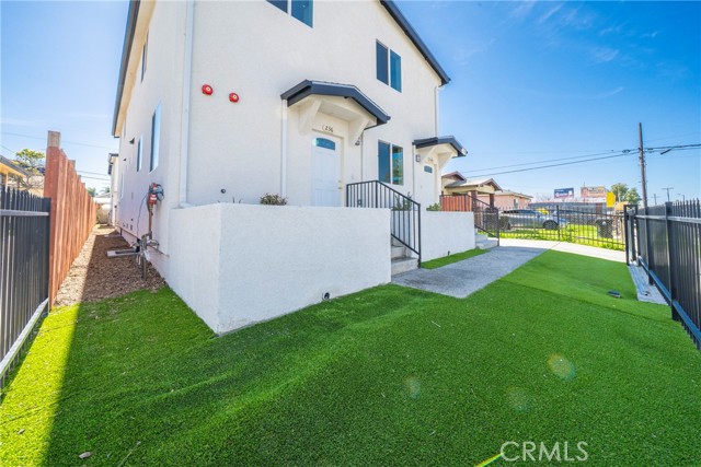 Detail Gallery Image 2 of 11 For 236 1/2 W 84th, Los Angeles,  CA 90003 - 5 Beds | 3 Baths