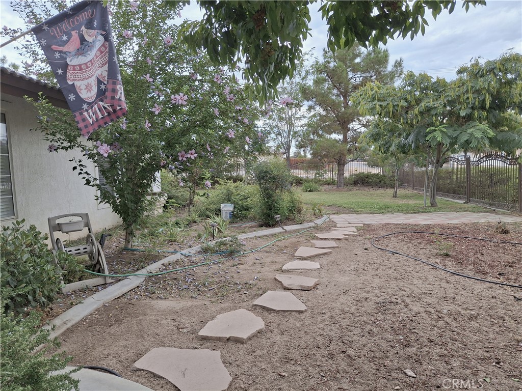 https://media.crmls.org/medias/702e6509-4d40-4aa1-bc25-0fa8e886b7df.jpg?preset=X-Large