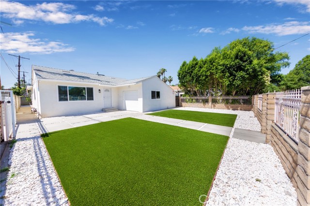 Detail Gallery Image 2 of 31 For 22016 Schoolcraft St, Canoga Park,  CA 91303 - 3 Beds | 2 Baths