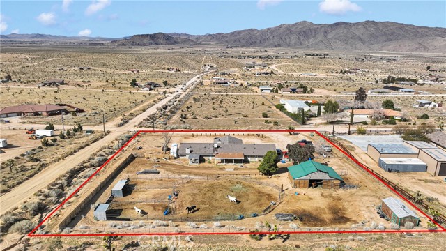 25733 Roundup Way, Apple Valley CA: https://media.crmls.org/medias/703509ea-1363-4f8a-9763-643eb9052d64.jpg