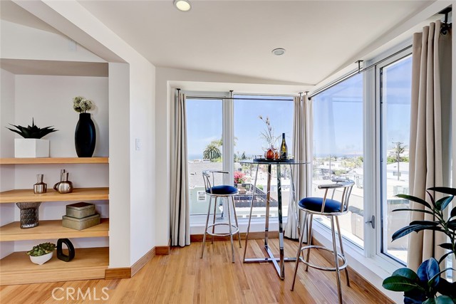 1010 Owosso Avenue, Hermosa Beach, California 90254, 3 Bedrooms Bedrooms, ,2 BathroomsBathrooms,Residential,Sold,Owosso,SB21166823