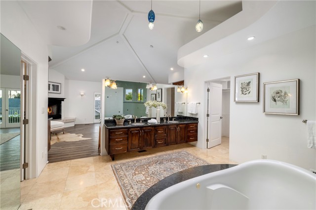 3141 Hillrose Dr, Rossmoor CA: https://media.crmls.org/medias/70373db6-d7d2-43c8-abd8-36a2cba65eea.jpg