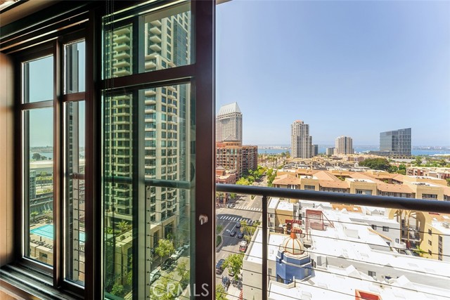 645 FRONT Street, San Diego CA: https://media.crmls.org/medias/7039155e-bf03-43d2-b51b-b1308fc2c9bd.jpg