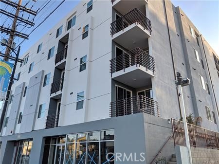 Detail Gallery Image 1 of 10 For 7343 Reseda Bld #303,  Reseda,  CA 91335 - 3 Beds | 2 Baths