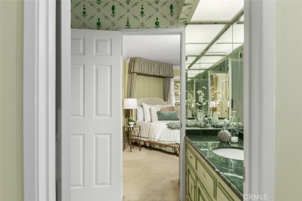 https://media.crmls.org/medias/703b1e7f-4c8d-45d1-bc76-dfb551563fa3.jpg?preset=X-Large