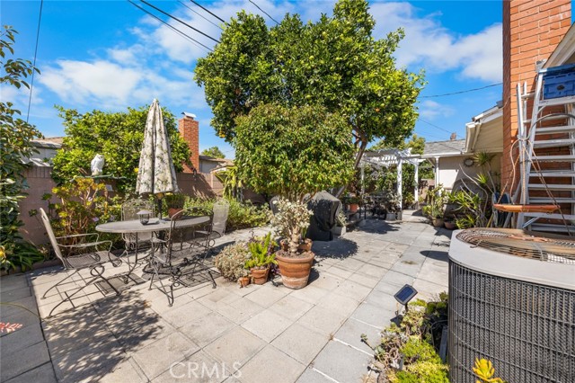 Backyard-entertaining space