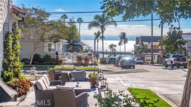 Detail Gallery Image 2 of 9 For 2700 Seaview Ave, Corona Del Mar,  CA 92625 - 5 Beds | 5/1 Baths