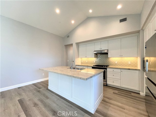 Detail Gallery Image 12 of 25 For 202 Bishop, Irvine,  CA 92620 - 2 Beds | 2 Baths