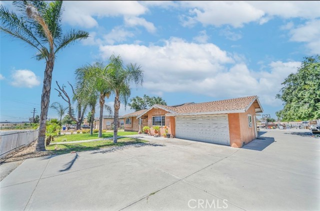 6246 Knox Avenue, Fontana CA: https://media.crmls.org/medias/7041b33a-2007-4bfb-8ce7-fcec444eb482.jpg