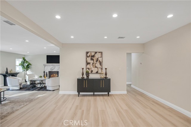 Detail Gallery Image 7 of 35 For 19120 Bessemer, Tarzana,  CA 91335 - 4 Beds | 3 Baths