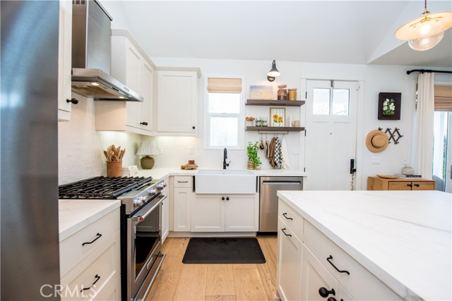 2065 Thurin Street, Costa Mesa CA: https://media.crmls.org/medias/7047059d-21ac-4476-b580-50760f52a4ab.jpg