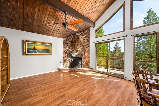 24333 Horst Drive, Crestline CA: https://media.crmls.org/medias/7047e476-9a2c-401d-9439-70d28092e3ab.jpg