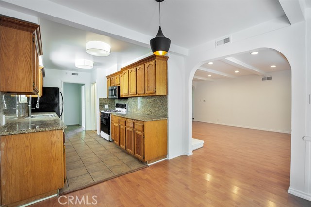 Detail Gallery Image 4 of 27 For 5219 San Feliciano Dr, Woodland Hills,  CA 91364 - 6 Beds | 4 Baths