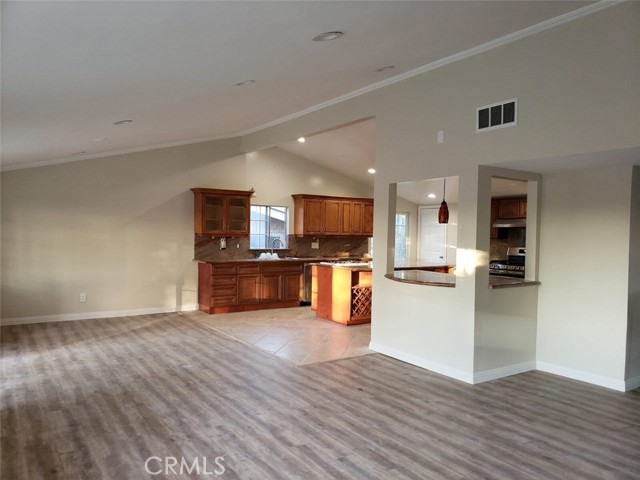 5853 Mcdonie Avenue, Woodland Hills CA: https://media.crmls.org/medias/70491297-25ba-4d2d-a53b-4474693a8403.jpg