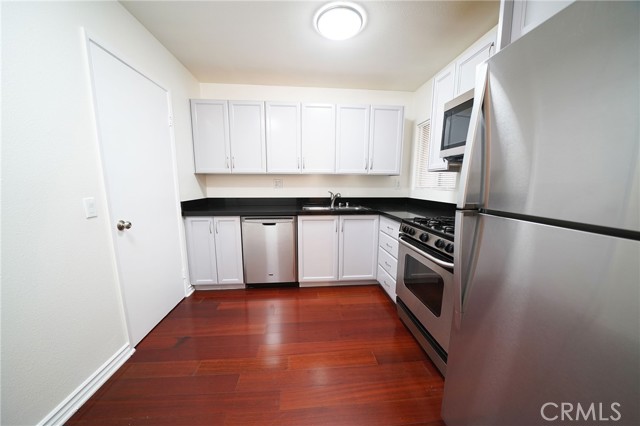 Detail Gallery Image 5 of 17 For 18350 Hatteras Street, Tarzana,  CA 91356 - 2 Beds | 2 Baths