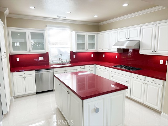 57 Donovan, Irvine CA: https://media.crmls.org/medias/704ed5e8-6489-4d7a-a1c6-0bf6348de2f3.jpg