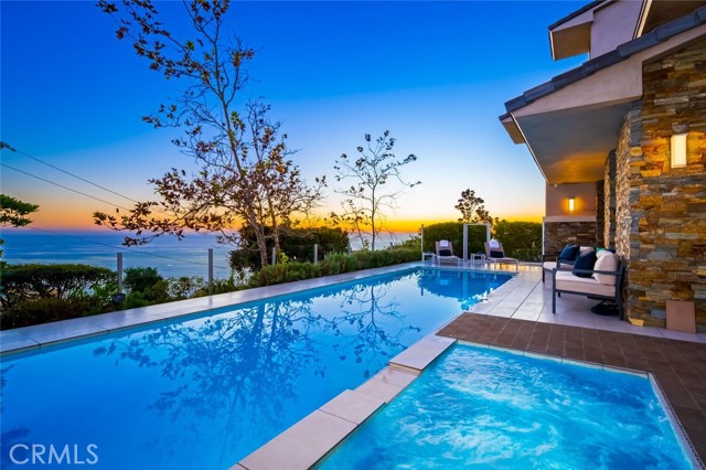 Detail Gallery Image 3 of 45 For 2300 Crestview, Laguna Beach,  CA 92651 - 4 Beds | 4/1 Baths