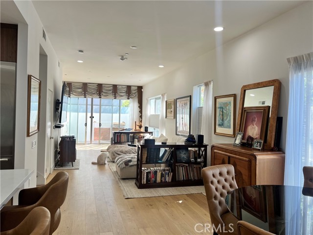 Detail Gallery Image 12 of 14 For 1200 N Sweetzer Ave #2,  West Hollywood,  CA 90069 - 3 Beds | 2/1 Baths