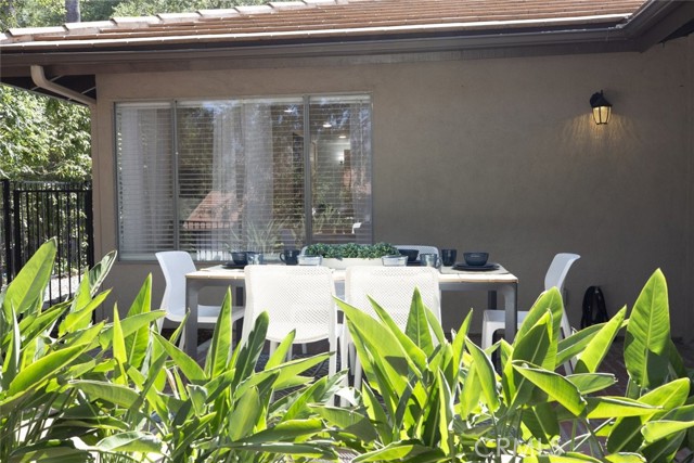 2101 El Arbolita Drive, Glendale CA: https://media.crmls.org/medias/7050e657-c11c-4f63-b8ce-595fd0ae6ac0.jpg
