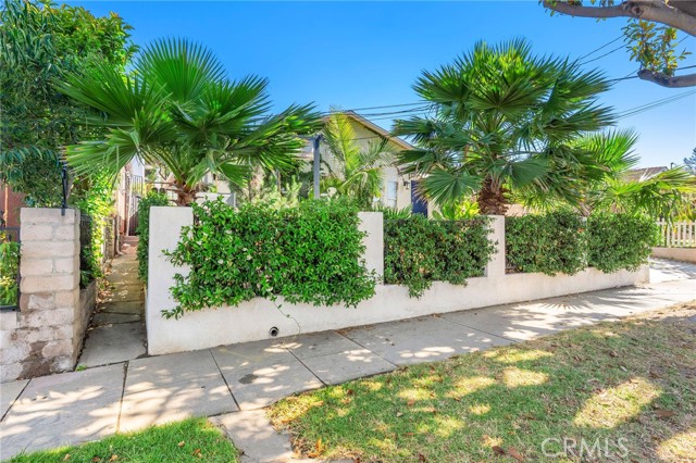 239 W Hillcrest Boulevard, Inglewood CA: https://media.crmls.org/medias/7051c9cb-9e6d-43d7-9f88-67917c5f46aa.jpg