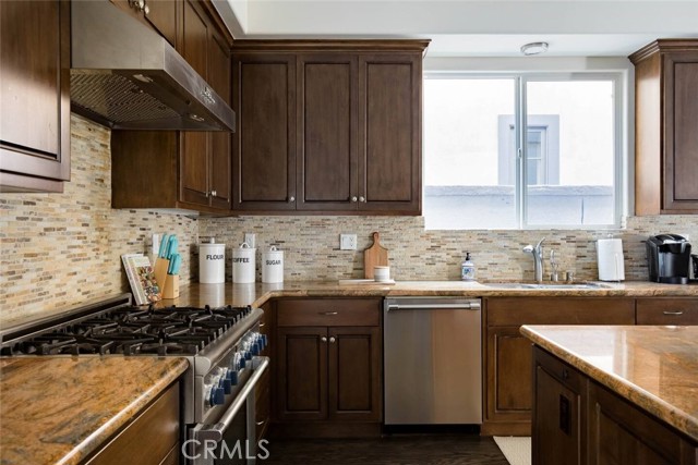 Detail Gallery Image 10 of 38 For 615 7th Street, Huntington Beach,  CA 92648 - 4 Beds | 4/1 Baths