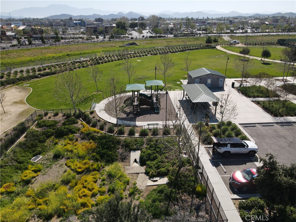 https://media.crmls.org/medias/70526cc8-3fbb-4a22-a8c0-7dc8adc95dab.jpg?preset=X-Large