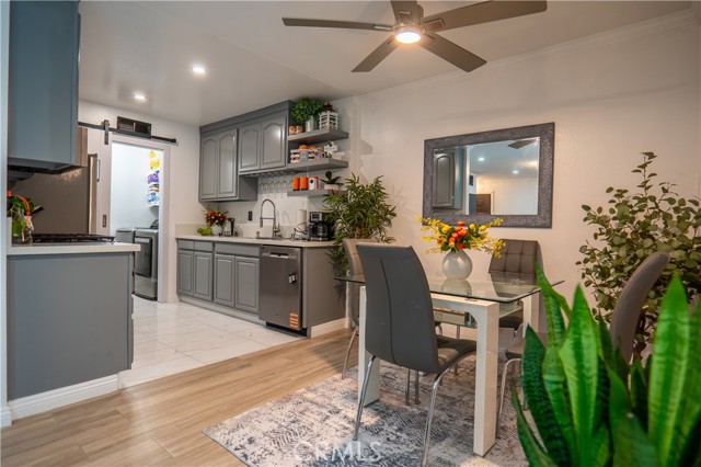 Detail Gallery Image 6 of 22 For 7554 Corbin #4,  Reseda,  CA 91335 - 2 Beds | 1 Baths