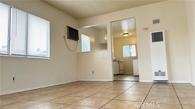 Detail Gallery Image 3 of 8 For 5172 Canoga, Montclair,  CA 91763 - 2 Beds | 1 Baths