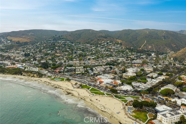 411 Poplar Street, Laguna Beach CA: https://media.crmls.org/medias/70533596-d73f-4e5c-8fa5-0f2202bea2ee.jpg