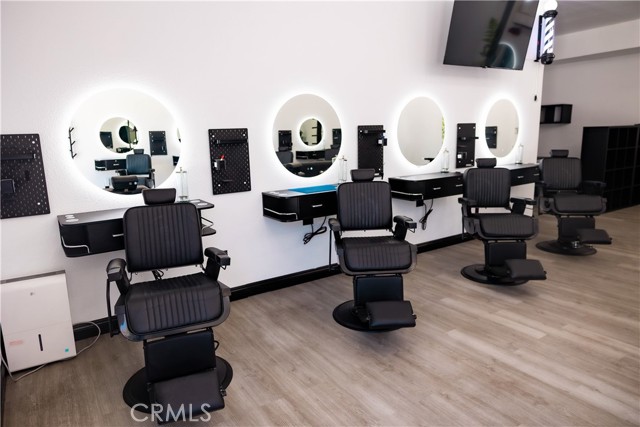 1306 S Main Street, Santa Ana CA: https://media.crmls.org/medias/7053465e-281e-4b41-87c3-702806597fc0.jpg