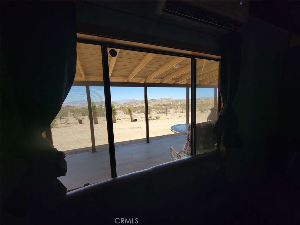 https://media.crmls.org/medias/70541ea7-0170-4a34-98c8-816564f24328.jpg?preset=X-Large