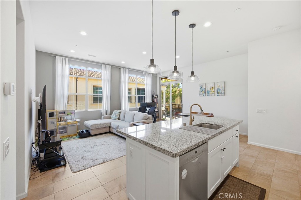 https://media.crmls.org/medias/70545c72-a5f7-40d8-817e-35303fbd41df.jpg?preset=X-Large