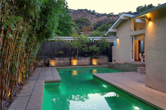 Detail Gallery Image 2 of 35 For 1624 Santa Barbara Ave, Glendale,  CA 91208 - 4 Beds | 3 Baths
