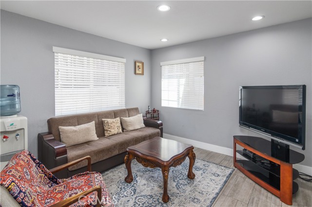 Detail Gallery Image 5 of 21 For 10233 Glory Ave, Tujunga,  CA 91042 - 3 Beds | 2 Baths