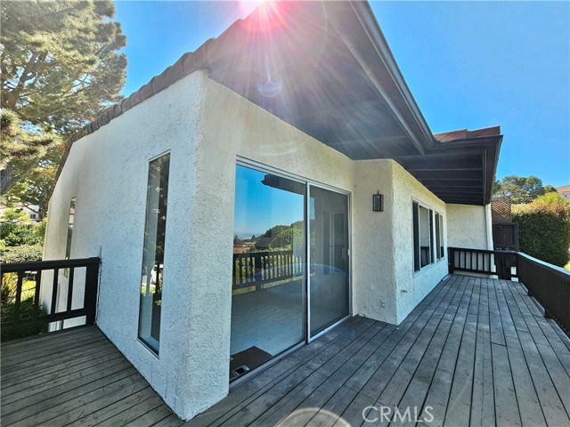 Wrap-around balcony/ deck