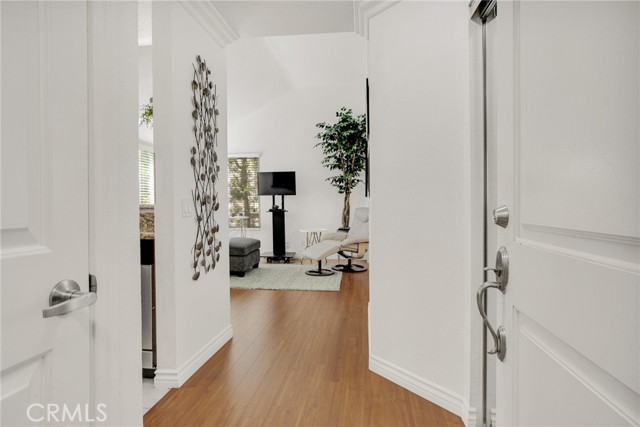 355 N Maple Street, Burbank CA: https://media.crmls.org/medias/705c23d8-3b5d-4986-a9a2-5330da469861.jpg