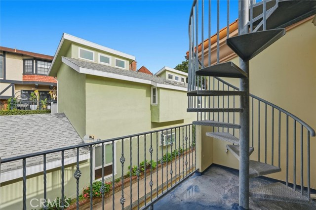 Detail Gallery Image 37 of 49 For 233 S Irena #1,  Redondo Beach,  CA 90277 - 4 Beds | 3 Baths