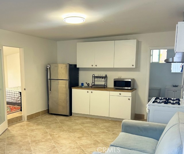 Detail Gallery Image 2 of 10 For 7758 Eton Ave, Canoga Park,  CA 91304 - 1 Beds | 1 Baths