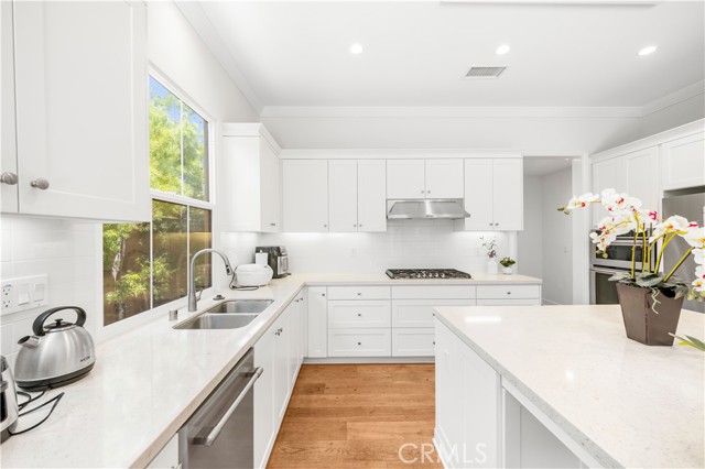 61 Belfast, Irvine CA: https://media.crmls.org/medias/705fe8e5-9318-413e-922a-5608083346bf.jpg