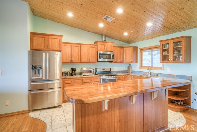 Detail Gallery Image 14 of 69 For 22435 Old Hwy 99, Weed,  CA 96094 - 3 Beds | 2 Baths