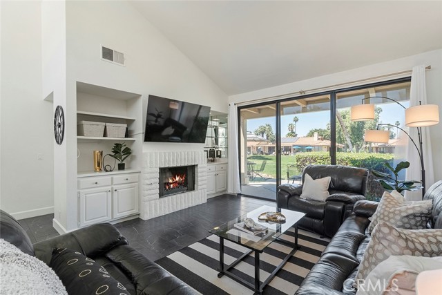 Detail Gallery Image 13 of 44 For 218 Castellana, Palm Desert,  CA 92260 - 2 Beds | 2 Baths