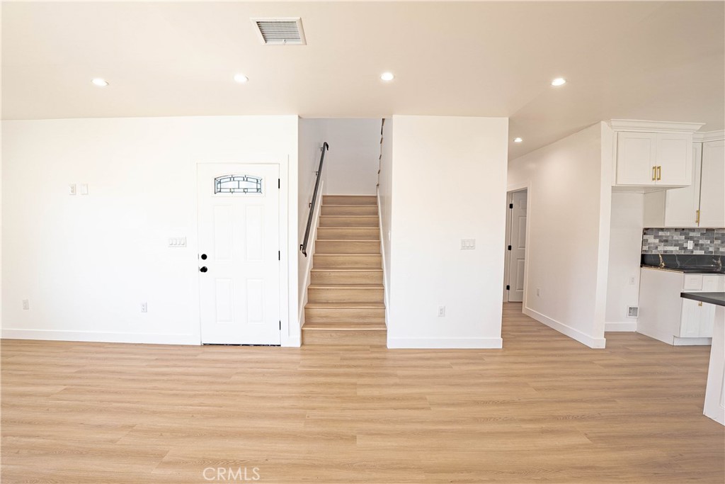 https://media.crmls.org/medias/70608faa-d5bb-466d-943d-3608d7ebd842.jpg?preset=X-Large
