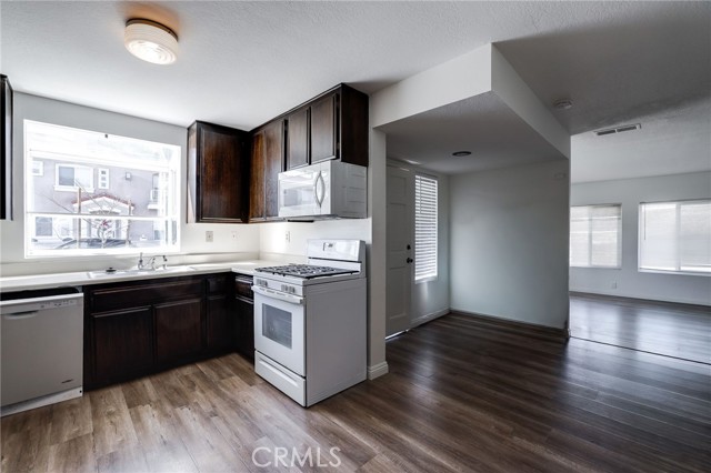 Detail Gallery Image 7 of 15 For 502 12th, Huntington Beach,  CA 92648 - 3 Beds | 2 Baths