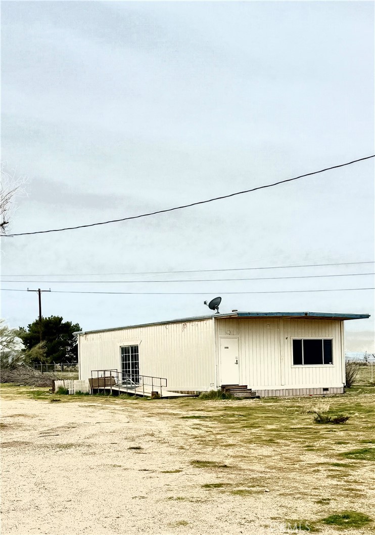 https://media.crmls.org/medias/706190ec-49bd-4a66-be8f-c57dd54db339.jpg?preset=X-Large