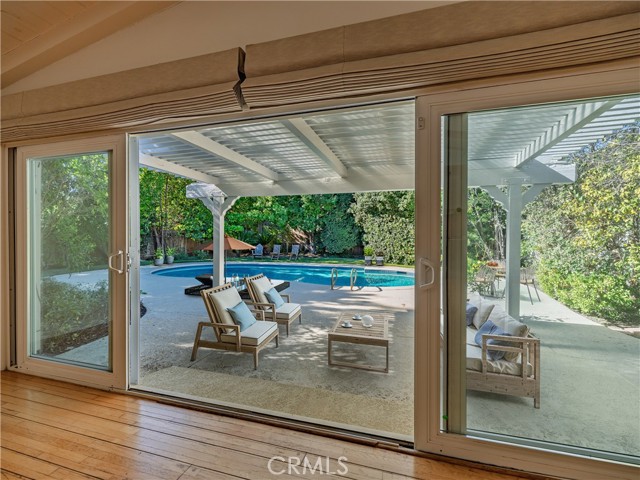 Detail Gallery Image 32 of 65 For 4539 Hayvenhurst, Encino,  CA 91436 - 3 Beds | 3 Baths