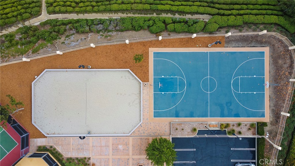 https://media.crmls.org/medias/7063609b-e9ae-4af3-a3ce-98faa5510fd1.jpg?preset=X-Large