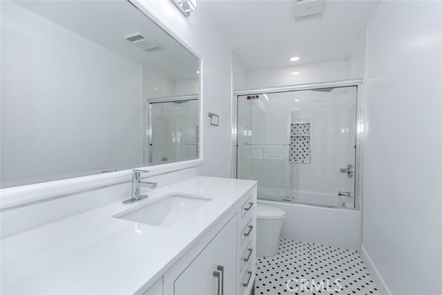 Detail Gallery Image 56 of 74 For 6037 Little Oak Ln, Woodland Hills,  CA 91367 - 5 Beds | 5 Baths