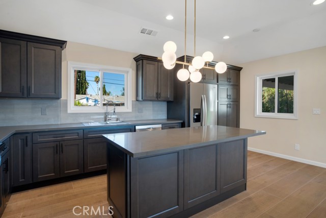 Detail Gallery Image 5 of 23 For 7633 Fallbrook Ave, West Hills,  CA 91304 - 3 Beds | 2 Baths