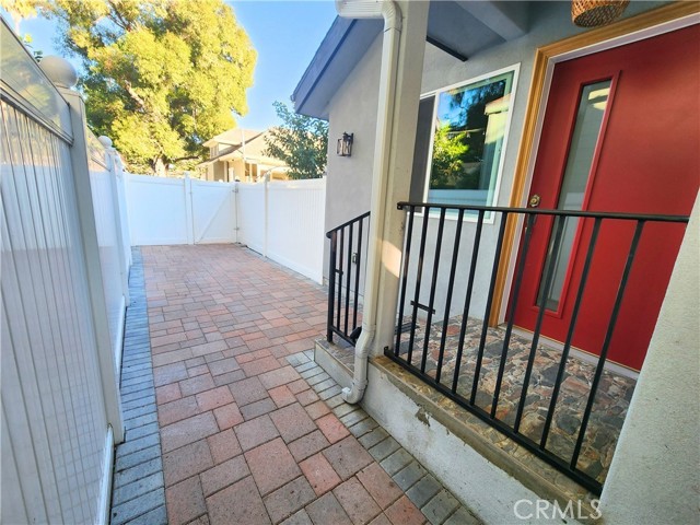 Detail Gallery Image 4 of 15 For 1211 N Keystone Street, Burbank,  CA 91506 - 2 Beds | 2 Baths