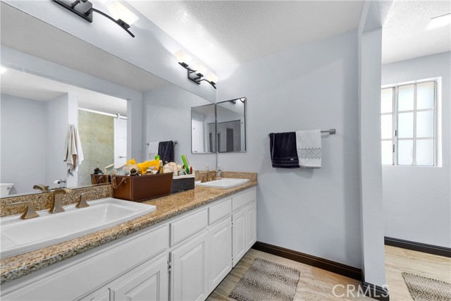 12162 Napoli Drive, Cerritos CA: https://media.crmls.org/medias/706b33a1-3a4d-4b60-a5ed-0e69593484c7.jpg
